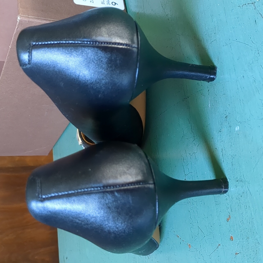 Coach Zan Two Tone Black/ Snake Skin heels Size 9 - Picture 12 of 16